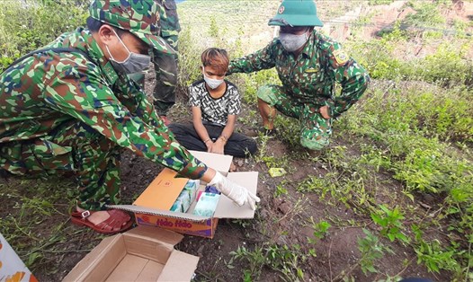 Biên phòng Quảng Trị kiểm tra số ma túy đối tượng mang theo. Ảnh: Mạnh Hùng.