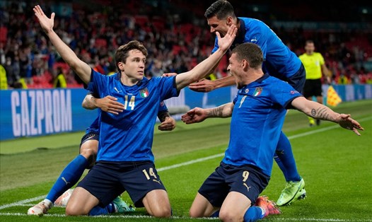 Federico Chiesa (số 14) ghi bàn đầu tiên, mở ra chiến thắng khó nhọc cho tuyển Italia trước Áo. Ảnh: EURO 2020.