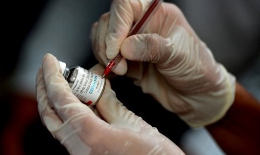 Khoảng 2.000 người ở Mumbai, Ấn Độ đã bị lừa tiêm vaccine COVID-19 Covishield giả. Ảnh: AFP