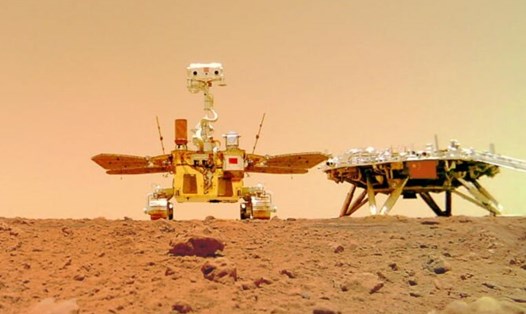 Tàu thăm dò Chúc Dung và tàu đổ bộ sứ mệnh Thiên Vấn 1 hạ cánh trên bề mặt sao Hỏa. Ảnh: CNSA