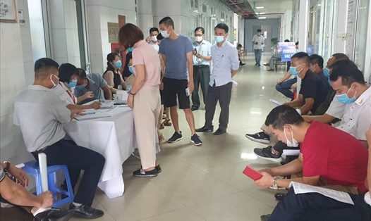 Chờ lấy giấy chứng nhận tiêm vaccine phòng COVID-19 tại Bệnh viện Bãi Cháy. Ảnh: Nguyễn Hùng