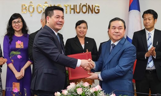 Bộ trưởng Công thương Nguyễn Hồng Diên và Đại sứ Lào tại Việt Nam Sengphet Houngboungnuang ký kết Biên bản làm việc về tăng cường quan hệ thương mại, công nghiệp và năng lượng. Ảnh: TTXVN