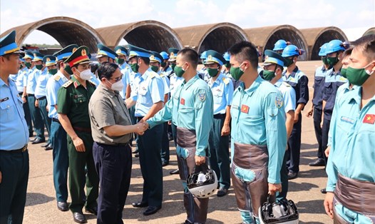 Thủ tướng Chính phủ Phạm Minh Chính cùng đoàn công tác Chính phủ thăm và làm việc tại Trung đoàn 935. Ảnh: Huy Anh