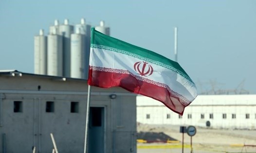 Cờ Iran treo tại nhà máy điện hạt nhân Bushehr của nước này. Ảnh: AFP