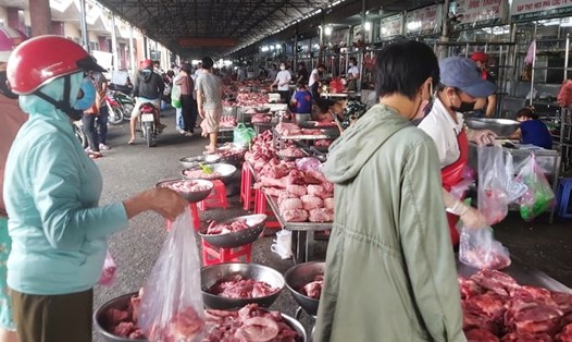 Kinh doanh thịt lợn tại chợ đầu mối Hóc Môn (huyện Hóc Môn, TPHCM).  Ảnh: Huân Cao