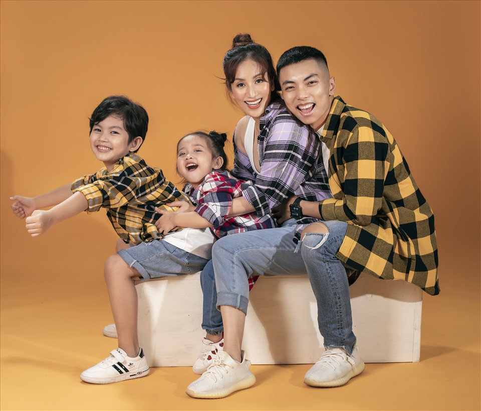 Gia đình nhỏ hạnh phúc to của Khánh Thi - Phan Hiển. Ảnh: NVCC