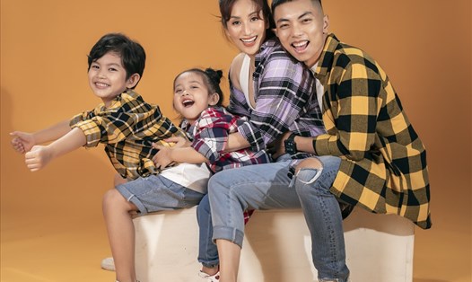 Gia đình nhỏ hạnh phúc to của Khánh Thi - Phan Hiển. Ảnh: NVCC