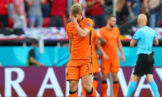 Tấm thẻ đỏ của De Ligt khiến Hà Lan rơi vào thế thiếu người và thua trận. Ảnh: AFP
