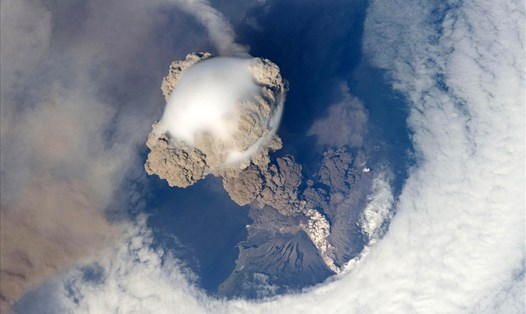 Sự kiện tuyệt chủng cuối kỷ Permi được cho là do phun trào núi lửa ở khu vực mà ngày nay là Siberia. Trong ảnh là núi lửa Sarychev ở Nga ngày 12.6.2009. Ảnh: NASA