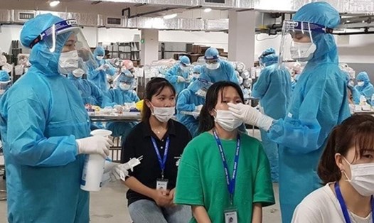 Lấy mẫu xét nghiệm cho công nhân ở Bắc Giang. Ảnh: Bộ Y tế