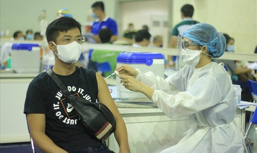 Người dân được tiêm ngừa COVID-19 tại nhà thi đấu Phú Thọ (quận 11, TPHCM) sáng 25.6.   Ảnh: Anh Tú