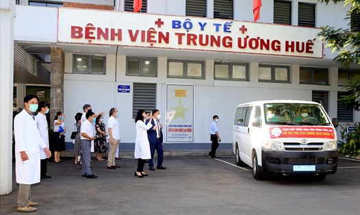 Lãnh đạo Bệnh viện Trung ương Huế tiễn các y, bác sĩ lên đường hỗ trợ Phú yên chống dịch COVID-19. Ảnh: BV.