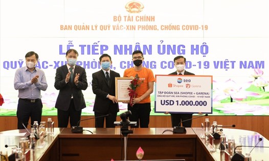 Shopee và Garena Việt Nam ủng hộ 1 triệu USD vào Quỹ vaccine phòng, chống COVID-19. Ảnh: DNCC.