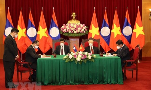 Tổng Bí thư Nguyễn Phú Trọng và Tổng Bí thư, Chủ tịch nước Lào Thongloun Sisoulith chứng kiến lễ ký các văn kiện hợp tác giữa hai nước. Ảnh: TTXVN