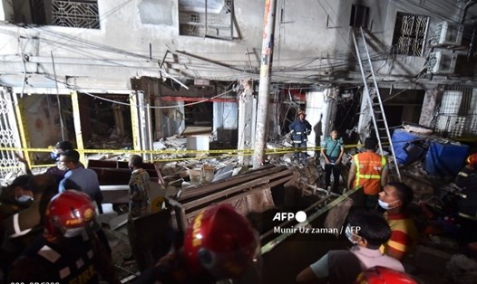 Hiện trường vụ nổ lớn ở tòa nhà 3 tầng giữa thủ đô Dhaka của Bangladesh hôm 27.6. Ảnh: AFP