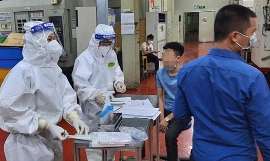 Xét nghiệm COVID-19 cho công nhân trong các KCN ở Bắc Giang. Ảnh: CTV