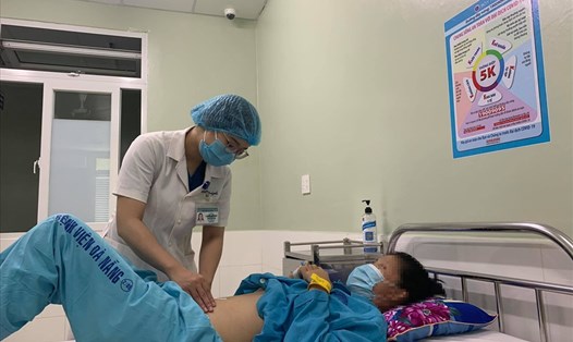 Bệnh viện Đà Nẵng vừa cứu bệnh nhân 17 tuổi bị vặn xoắn ống dẫn trứng, hoại tử. Ảnh: TT