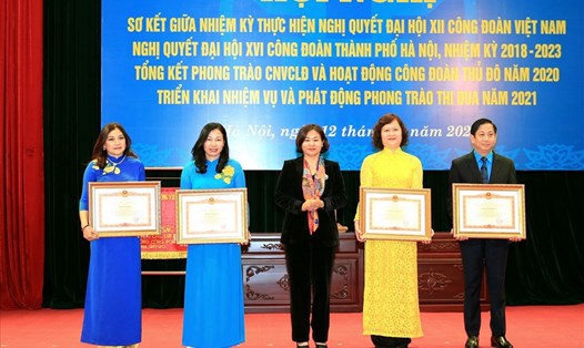 Năm 2020, bà Phạm Thị Vân Hương - Chủ tịch Công đoàn cơ sở chuyên trách Công ty Nước sạch Hà Nội (ngoài cùng bên trái) - nhận Bằng khen của Thủ tướng Chính phủ. Ảnh: NVCC