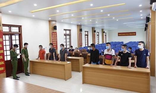 Các đối tượng trong đường dây cá độ bóng đá bị Công an huyện Bình Giang triệt phá. Ảnh Công an tỉnh Hải Dương