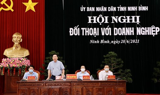 Đại diện lãnh đạo UBND tỉnh Ninh Bình trả lời những kiến nghị của các doanh nghiệp. Ảnh: NT
