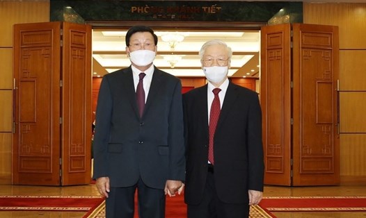 Tổng Bí thư Nguyễn Phú Trọng và Tổng Bí thư, Chủ tịch nước Lào Thongloun Sisoulith chụp ảnh chung. Ảnh: TTXVN