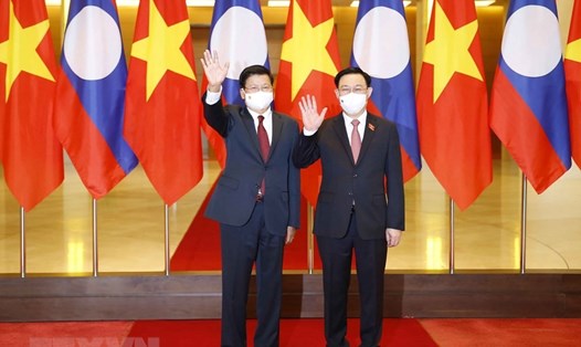 Chủ tịch Quốc hội Vương Đình Huệ hội kiến Tổng Bí thư, Chủ tịch nước Cộng hòa Dân chủ Nhân dân Lào Thongloun Sisoulith. Ảnh: TTXVN