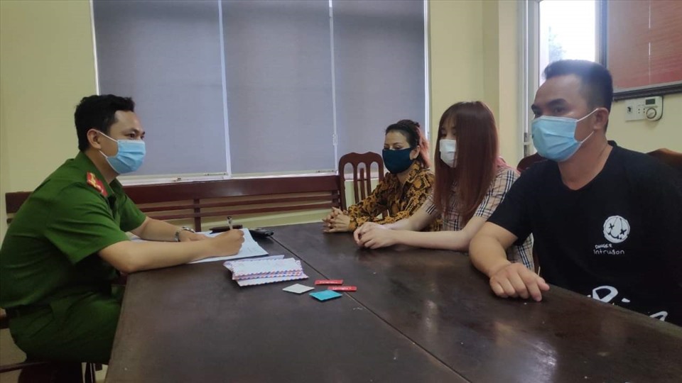 Chủ quán "cafe thư giãn 888" và 2 cô gái bán dân tại cơ quan công an. Ảnh: CA Hà Nam.
