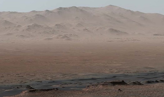 Miệng núi lửa Gale trên bề mặt sao Hỏa. Ảnh: NASA