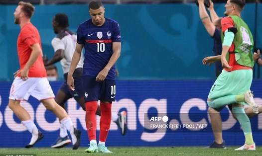 Mbappe sút hỏng penalty khiến tuyển Pháp bị loại ở EURO 2020. Ảnh: AFP
