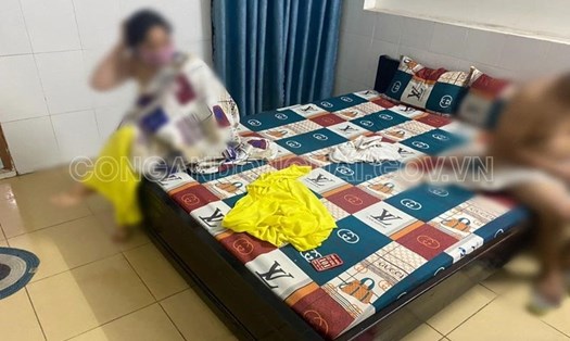 Lực lượng công an phường kiểm tra phát hiện đôi nam nữ đang thực hiện hành vi mua bán dâm tại nhà nghỉ C.S. Ảnh: Công an Đồng Nai