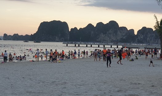 Các bãi tắm biển tại Quảng Ninh được phép mở cửa trở lại. Ảnh: Nguyễn Hùng