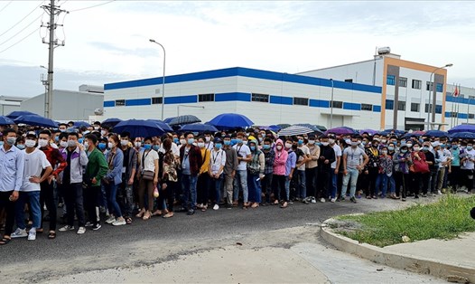 Hàng nghìn công nhân Công ty Luxshare ICT không đảm bảo giãn cách khi đến công ty xét nghiệm vào sáng 29.6. Ảnh: N.Đ.T