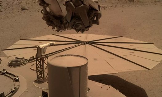 Bụi phủ đầy pin năng lượng của tàu thăm dò sao Hỏa InSight. Ảnh: NASA