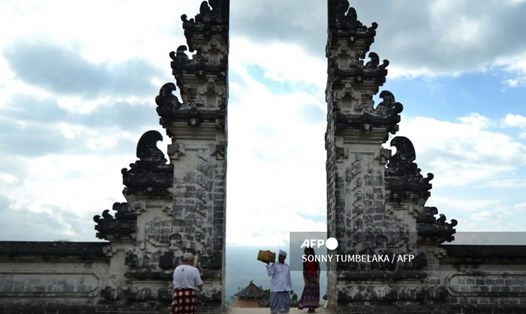 Hiện 71% người dân đảo Bali, Indonesia đã được tiêm ít nhất 1 liều vaccine COVID-19 với hy vọng tiến tới mở cửa trở lại ngành du lịch. Ảnh: AFP