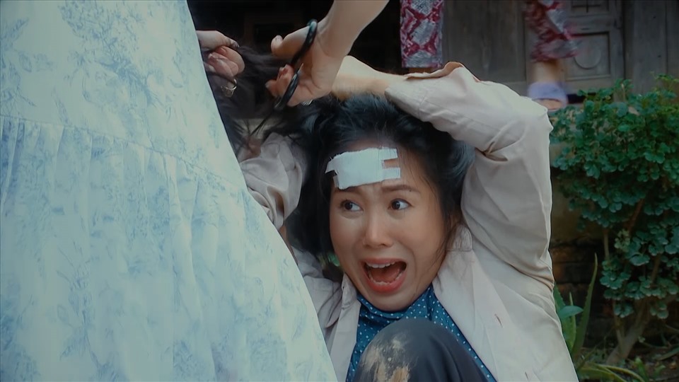 Phân cảnh Lê Phương bị đánh ghen trong "Thương con cá rô đồng". Ảnh: ĐPCC.