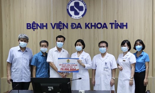 Lãnh đạo Sở Y tế, Công đoàn ngành Y tế Thái Bình trao kinh phí động hỗ trợ cho Bệnh viện Đa khoa tỉnh. Ảnh Bá Mạnh