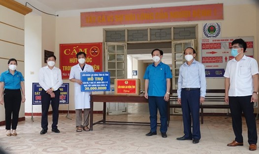 LĐLĐ tỉnh Hà Tĩnh trao hỗ trợ Bệnh viện Đa khoa Khu vực Cửa khẩu Quốc tế Cầu Treo. Ảnh: TT