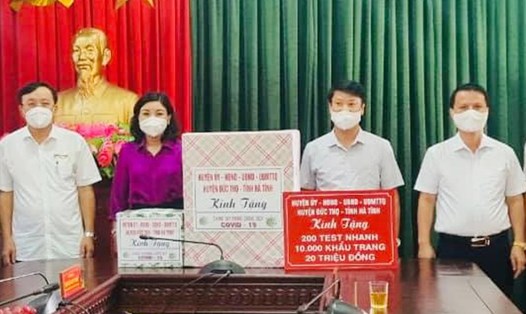 Huyện Đức Thọ hỗ trợ tiền và vật tư y tế cho huyện Nam Đàn để phòng chống dịch COVID-19. Ảnh: ĐT.