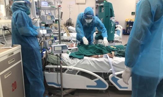 Các bác sĩ đang cấp cứu cho một bệnh nhân COVID-19 nặng. Ảnh: BVCC