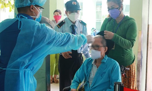 Người chăm bệnh ở Bệnh viện Đà Nẵng dương tính với SARS-CoV-2. Ảnh minh hoạ: TT