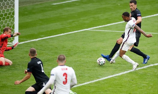 Sterling ghi bàn cho đội tuyển Anh trong trận đấu gặp đội tuyển Đức. Ảnh: AFP.