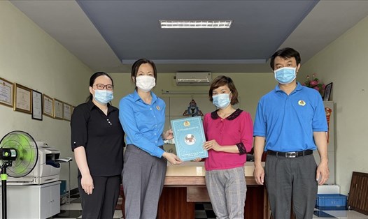 LĐLĐ huyện trao hỗ trợ cho Tổ an toàn COVID-19 công ty TNHH Hải Phương. Ảnh: Hương Giang
