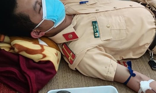 Trung uý Nông Đức Việt thể hiện tinh thần cao quý khi hiến máu giúp đỡ bé trai 5 tuổi ở Bắc Giang. Ảnh: CACC.
