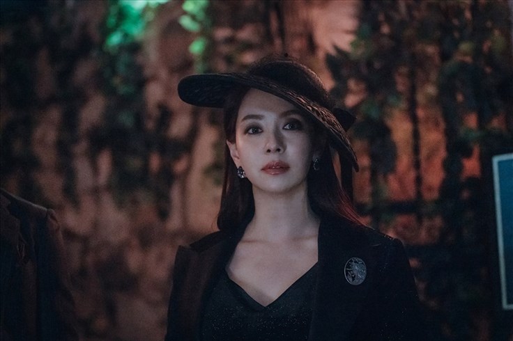 Song Ji Hyo hóa phù thủy ma mị trong phim giả tưởng mới