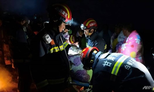 Lực lượng cứu hộ Trung Quốc tìm kiếm những vận động viên gặp nạn trong cuộc chạy đua marathon ngày 22.5. Ảnh: AFP