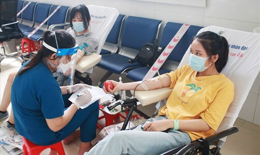 Tình nguyện tại Đà Nẵng hiến máu giữa mùa dịch, giúp nhiều bệnh nhân có nguồn máu cấp cứu kịp thời. Ảnh: TT