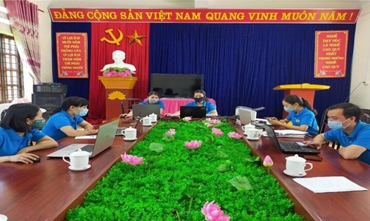 Đoàn viên Công đoàn Trường THCS Lương Sơn (huyện Bảo Yên, tỉnh Lào Cai) tích cực tham gia thi trực tuyến trong giờ giải lao. Ảnh: Đồng Hồng