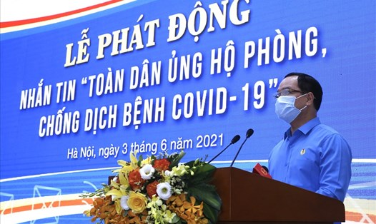 Chủ tịch Tổng LĐLĐVN Nguyễn Đình Khang phát động Chương trình nhắn tin "Toàn dân ủng hộ phòng, chống dịch bệnh COVID-19". Ảnh: Hải Nguyễn
