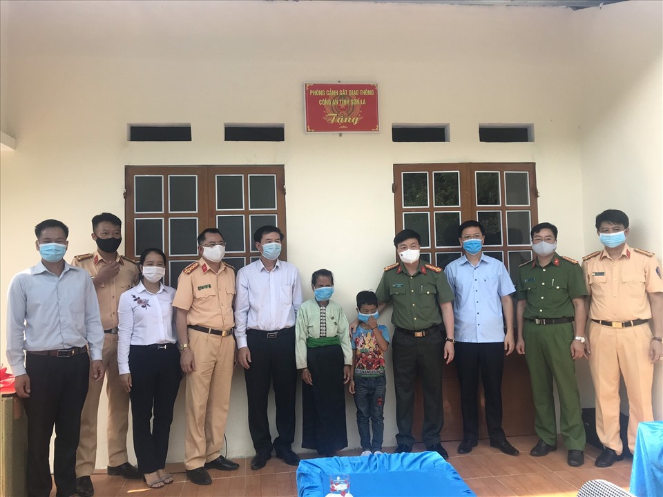Phòng CSGT tỉnh Sơn La trao nhà tình nghĩa tới hoàn cảnh khó khăn. Ảnh: Mạnh Tùng.