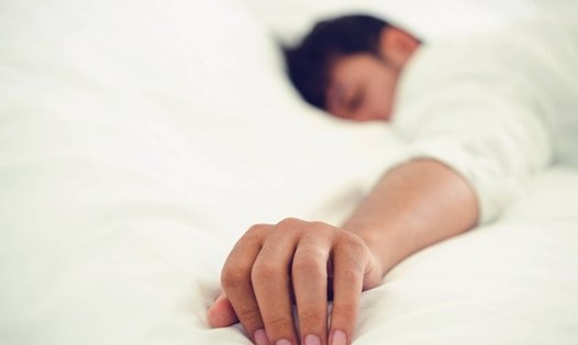 Thay đổi tư thế ngủ là một trong những cách giúp đánh bay bọng mắt. Ảnh minh họa: AFP.